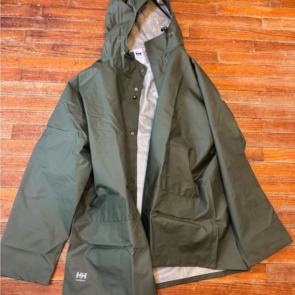 Helly Hansen Other - Helly Hansen Men's Olive Raincoat
